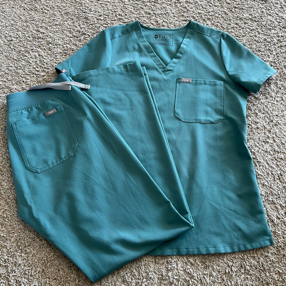 Figs Aqua Scrub Ensemble